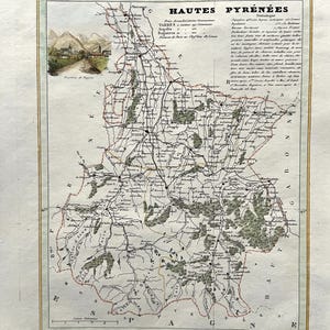 Könnte beinhalten: Eine antike Landkarte der Region Hautes-Pyrénées in Frankreich mit detaillierter Topografie, Verwaltungsgrenzen und einer kleinen Illustration einer Bergstadt. Die Karte enthält gedruckte statistische Daten und Beschriftungen.