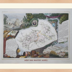 Peut inclure: Une carte ancienne encadrée intitulée "Dép. des Hautes Alpes". La carte présente des illustrations détaillées de montagnes, de personnages et de bâtiments, avec un portrait et du texte. Le cadre est en bois clair et le passe-partout est blanc cassé.