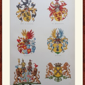 Puede incluir: Una ilustración vintage de cinco escudos de armas heráldicos. Los escudos de armas están rodeados de florituras decorativas e incluyen leones, águilas y otros símbolos heráldicos. Los nombres de las familias se enumeran debajo de cada escudo de armas: YSSEL DE SCHEPPER, VAN SCHEVICHAVEN, SCHOLTER, SCHULLER, VON LOBEN SELS y SERVATIUS.