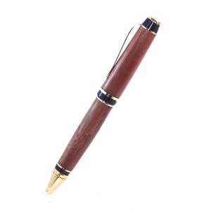 Stylo personnalisé, stylo en bois fabriqué à la main. Un stylo à écriture douce en cadeau client