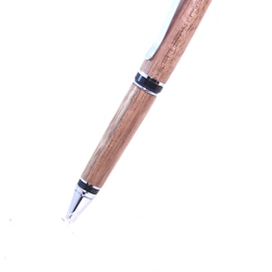 Bolígrafo de madera maciza. Bolígrafo de tinta negra, ideal como regalo para colegas o para negocios.
