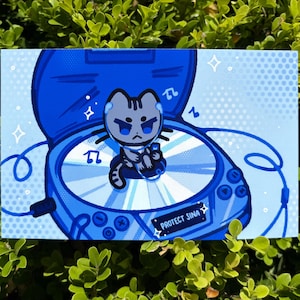 Puede incluir: Ilustración azul de un personaje de gato sentado en un reproductor de CD azul. El gato tiene una expresión severa. El reproductor de CD tiene el texto "PROTECT SINA". También hay notas musicales y estrellas.