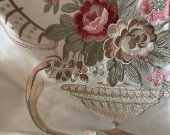 Ramo: drapería bordada chinoiserie de 54" de ancho sobre seda beige Doupioni DP-2