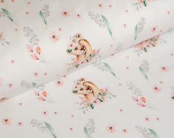 Puede incluir: Tela blanca con un patrón repetido de un cervatillo con una corona de flores, flores rosas y hojas verdes.