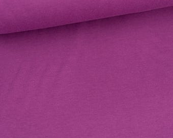 Puede incluir: Primer plano de una tela lisa y de color morado sólido. La tela tiene una textura sutil y un color rico y profundo.