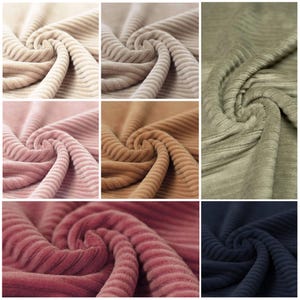 Peut inclure: Une collection d'échantillons de tissu velours côtelé présentant une texture nervurée distincte. Les couleurs incluent crème, beige, vert olive, rose clair, brun clair, vieux rose et bleu marine, disposées en spirale pour mettre en valeur.