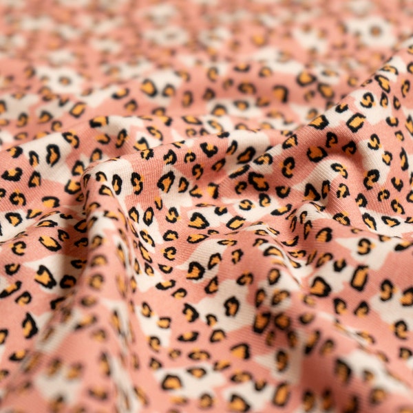 Imprimé léopard sur jersey de coton rose, tissu tricoté extensible, couture d'été