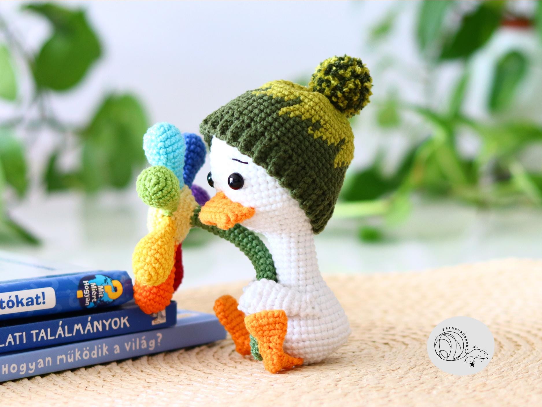 かぎ針編みのアヒルのパターン：花をあしらったアヒルの編みぐるみ