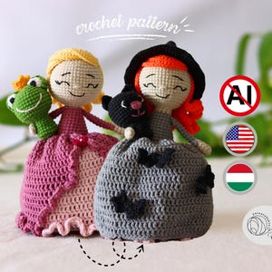 Puede incluir: Dos muñecas de ganchillo, una con un vestido rosa que sostiene una rana verde, la otra con un vestido gris con un gato negro. Las muñecas tienen caras sonrientes y están hechas a mano. Las palabras "crochet pattern" están escritas encima de las muñecas.