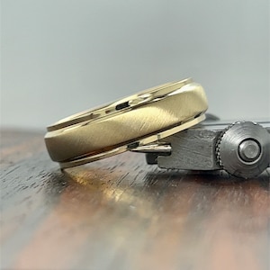 14K Gold Herren Ehering (7MM) | 14k Gold Comfort Fit Ehering | 14K Gold Herrenring | Stufenkante | Pinsel Matt Satin
