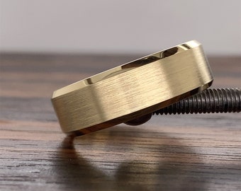14Kゴールド メンズ ベベルエッジ 結婚指輪 7mm | 14Kゴールドリング | コンフォートフィット 結婚指輪 | ブラッシュマットサテン | ベベルエッジ | 10K 14K 18K