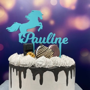 Cake topper personalized with horse motif and name