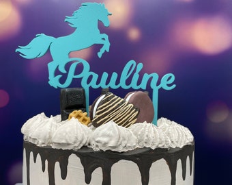 Cake topper personalized with horse motif and name