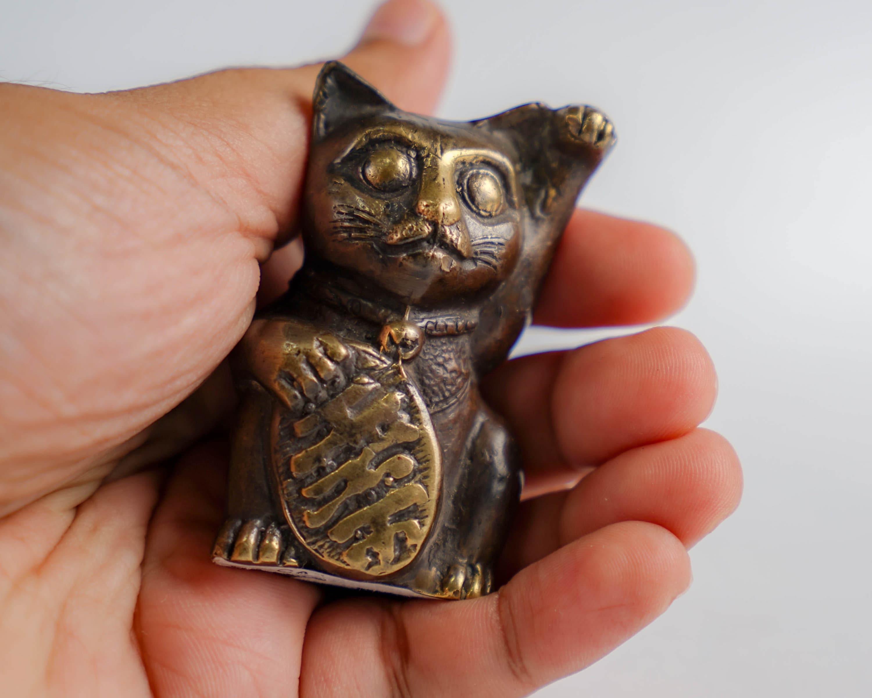 真鍮製猫の置物、招き猫の彫刻、室内装飾品（高さ約6.3cm） - Etsy 日本