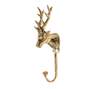Könnte beinhalten: Ein goldfarbener Hirschkopf-Wandhaken mit einem gebogenen Haken, der sich vom Hals des Hirsches nach unten erstreckt.