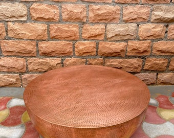 Mesa de centro equipada de cobre redondo indio de madera con panning de martillo, mesa de comedor de cóctel redonda pulida, mesa de tambor para el centro