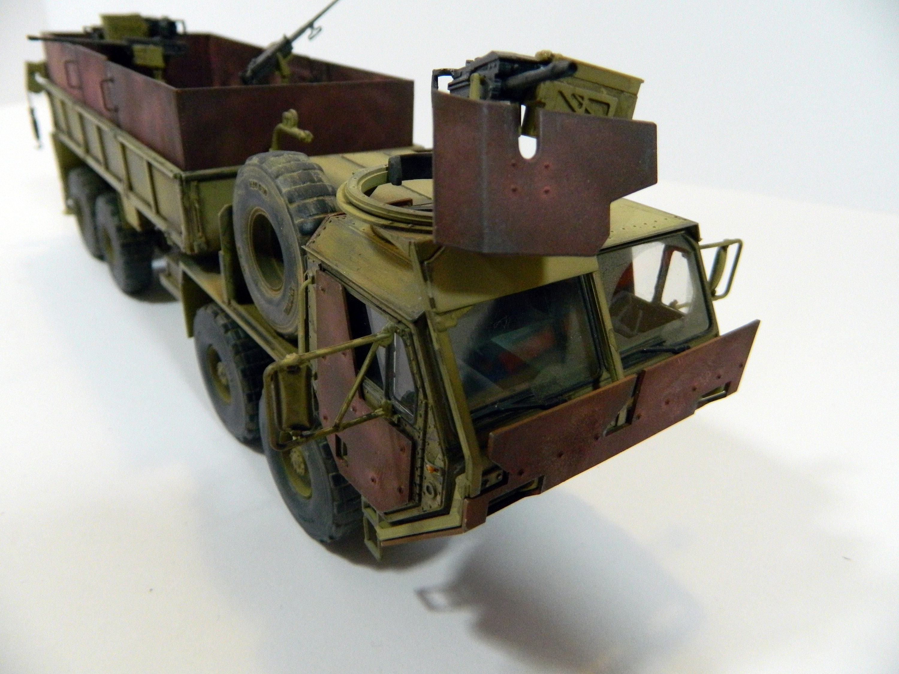 1/35スケールのHEMTTガントラック - 専門的に作られたスケール