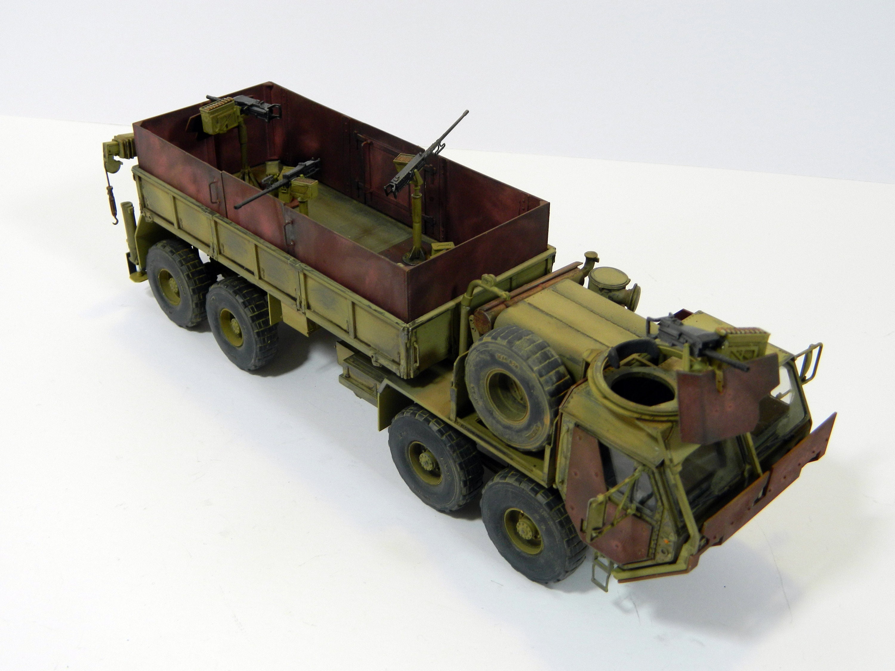 1/35スケールのHEMTTガントラック - 専門的に作られたスケール