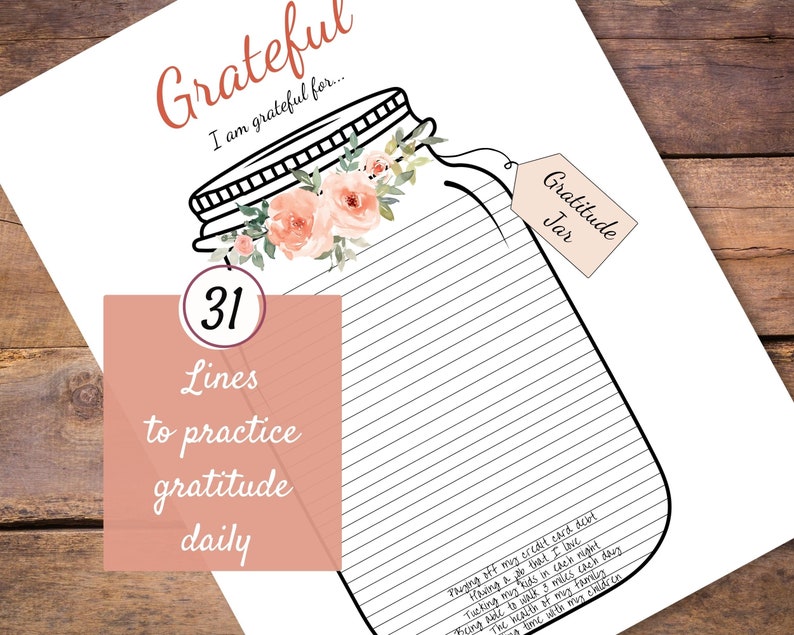 Puede incluir: Un diario de gratitud imprimible con un dise&ntilde;o floral. El diario tiene forma de frasco de vidrio con una etiqueta que dice "Gratitude Jar". El diario tiene 31 l&iacute;neas para practicar la gratitud a diario.