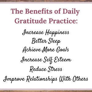 Puede incluir: Un fondo blanco con un borde de veta de madera marr&oacute;n. El texto "The Benefits of Daily Gratitude Practice" est&aacute; en fuente rosa oscuro. El texto de abajo est&aacute; en fuente cursiva negra: "Increase Happiness", "Better Sleep", "Achieve More Goals", "Increase Self Esteem", "Reduce Stress", "Improve Relationships With Others".