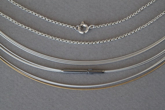 Halskette / Edelstahl-Seilchen versilbert / Edelstahlseilchen bicolor, versilbert und vergoldet, ummantelt, mit hochwertigem Druckverschluss