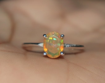 Bague en argent sterling avec opale d'Éthiopie naturelle - taille ovale, faite main