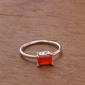 Handgefertigter Karneol-Ring im Kissenschliff: 925 Sterlingsilber, August Geburtsstein