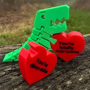 Dinosaurio articulado Flexy Rexy con corazón personalizable: ¡un regalo de San Valentín, aniversario y cumpleaños personalizado y rugiente!