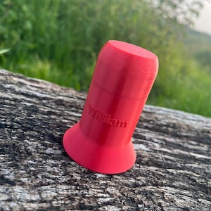 Peut inclure: Un bouchon de bouteille en plastique rouge vif avec le mot "william" imprim&eacute; sur le c&ocirc;t&eacute;.