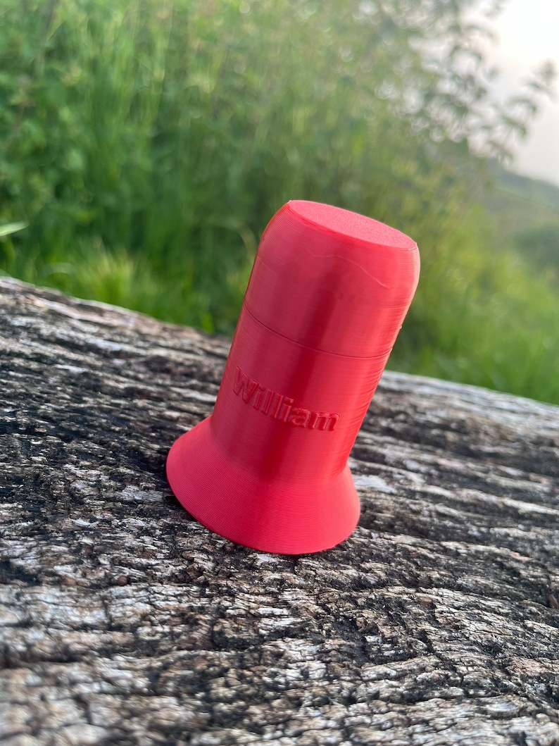 Peut inclure: Un bouchon de bouteille en plastique rouge vif avec le mot "william" imprim&eacute; sur le c&ocirc;t&eacute;.