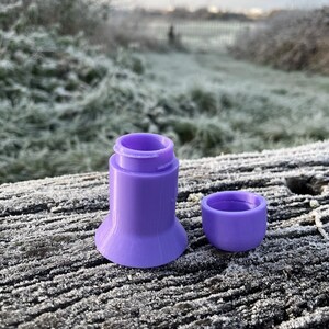 Peut inclure: Un r&eacute;cipient en plastique violet avec un couvercle. Le r&eacute;cipient est cylindrique avec une base &eacute;vas&eacute;e. Le couvercle est une pi&egrave;ce s&eacute;par&eacute;e qui s'embo&icirc;te parfaitement sur le dessus du r&eacute;cipient.