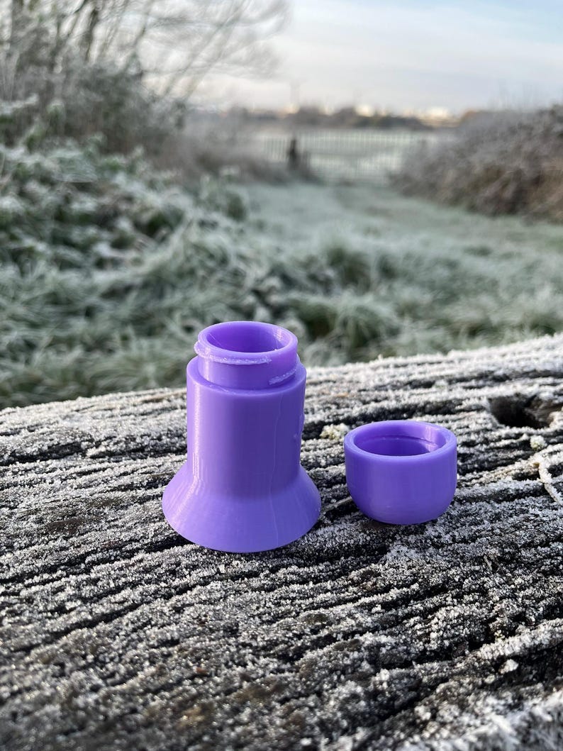 Peut inclure: Un r&eacute;cipient en plastique violet avec un couvercle. Le r&eacute;cipient est cylindrique avec une base &eacute;vas&eacute;e. Le couvercle est une pi&egrave;ce s&eacute;par&eacute;e qui s'embo&icirc;te parfaitement sur le dessus du r&eacute;cipient.