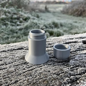 Peut inclure: Un r&eacute;cipient en plastique gris avec un couvercle. Le r&eacute;cipient est cylindrique avec une base &eacute;vas&eacute;e. Le couvercle est rond et s'adapte parfaitement sur le dessus du r&eacute;cipient.