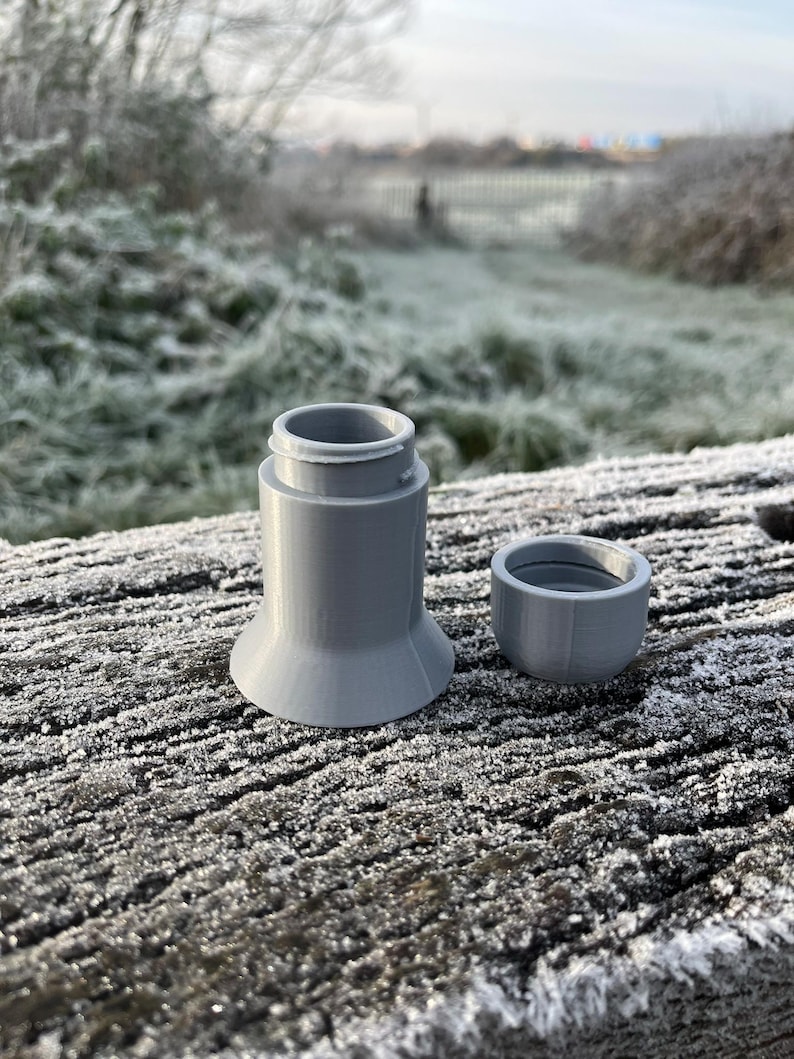 Peut inclure: Un r&eacute;cipient en plastique gris avec un couvercle. Le r&eacute;cipient est cylindrique avec une base &eacute;vas&eacute;e. Le couvercle est rond et s'adapte parfaitement sur le dessus du r&eacute;cipient.