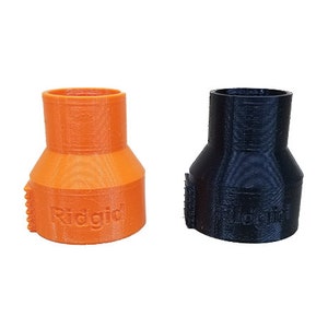 K&ouml;nnte beinhalten: Zwei Kunststoff-Rohrverbinder, einer orange und einer schwarz, mit dem aufgedruckten Wort "Ridgid".