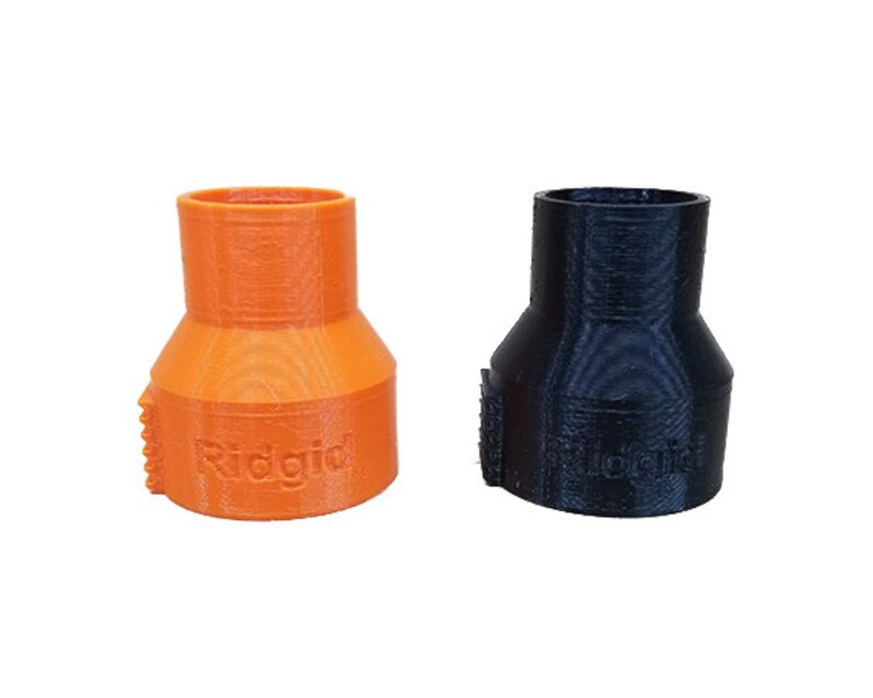 K&ouml;nnte beinhalten: Zwei Kunststoff-Rohrverbinder, einer orange und einer schwarz, mit dem aufgedruckten Wort "Ridgid".