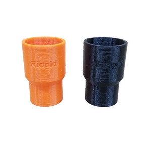 K&ouml;nnte beinhalten: Zwei 3D-gedruckte Kunststoffverbinder, einer orange und einer schwarz. Der orangefarbene Verbinder hat die Aufschrift "Ridgrid" auf der Seite.