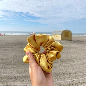 Chouchou luxueux satin / luxury satin silk Scrunchie / élastique à cheveux/ accessoire à cheveu fait à la main au Québec