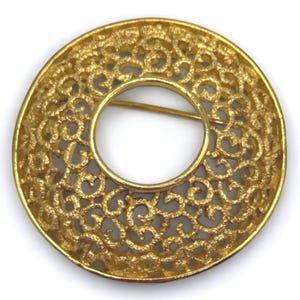 Spilla vintage a forma di cerchio inciso color oro Trifari Crown - Spilla in filigrana di metà secolo - Regalo classico firmato