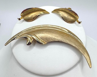 Set vintage di spilla e orecchini Giovanni con motivo a foglie e spirale - Gioielli di tendenza di metà secolo color oro - Demi-parure