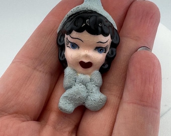 Broche vintage de duende de cerámica pintada a mano de los años 40 – Pin figurativo firmado