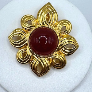 Vintage Kenneth Jay Lane Broschhänge – Djärv guldfärgad blomma med rubinröd Lucite Cabochon