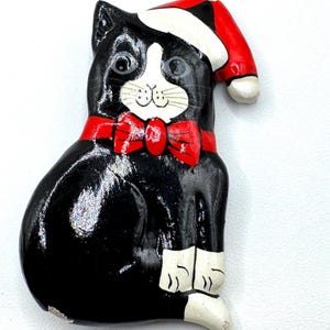 Hand-Painted Christmas Cat Brooch: Vintage Holiday Folk Art Pin