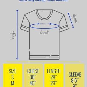 Op de afbeelding: Diagram van een blauw en geel bedrukt t-shirt met maten voor maat, borst, lengte en mouwen in cm. De tekst luidt "BlueYellowPrint T-Shirt" en "100% voorgekrompen ringspun katoen."