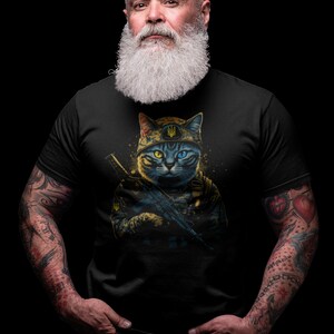 以下が含まれることがあります： 黒いTシャツ。軍服姿の猫がライフルを持っている詳細なイラスト。猫は片目が黄色、もう片方が青色で、ウクライナの三叉槍のヘルメットをかぶっています。デザインは黒い背景にあります。