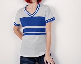 Camiseta de mujer con escote en pico y rayas blancas y azules