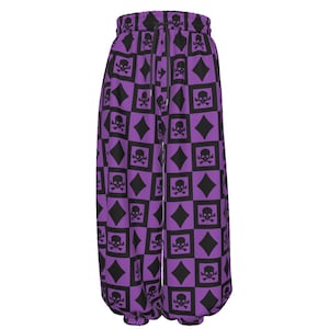 Pode incluir: Calças largas com um padrão repetitivo de caveiras e ossos cruzados pretos dentro de quadrados que se alternam com formas de diamante pretas num fundo roxo vibrante. As calças têm uma cintura elástica com um cordão de ajuste preto.