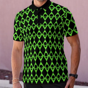Könnte beinhalten: Ein kurzärmeliges Poloshirt mit schwarzem Kragen und einem sich wiederholenden Rautenmuster in leuchtendem Neongrün und Schwarz. Jede grüne Raute enthält eine kleine, stilisierte schwarze Alien-Kopf-Grafik. Das Shirt hat eine Knopfleiste am Hals.