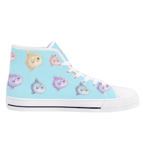 Könnte beinhalten: Ein hellblauer High-Top-Sneaker mit einem sich wiederholenden Muster aus kleinen, cartoonartigen Mondfischen in Pastelltönen wie Gelb, Rosa und Violett. Der Schuh hat weiße Schnürsenkel, eine weiße Gummikappe und eine weiße Gummisohle mit schwarzem Streifen.