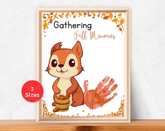 Puede incluir: Impresión enmarcada con una ardilla de dibujos animados y el texto "Gathering Fall Memories". La imagen incluye una huella de mano y un círculo rojo que indica "3 tamaños". El marco es de color marrón claro. La ardilla sostiene una cesta de bellotas.